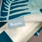 Gewebtes Bench-Label am Bettbezug ‘Hawaii’ mit tropischen Blättern