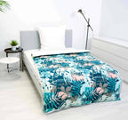 Bench Bettwäsche ‘Hawaii’ mit der Blätter-Seite nach oben auf einem Bett