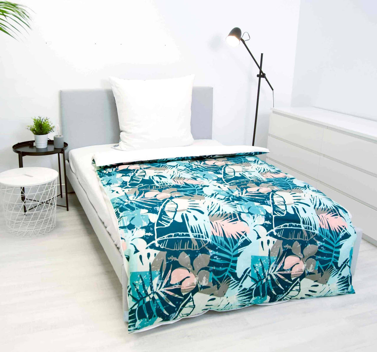 Bench Bettwäsche ‘Hawaii’ mit der Blätter-Seite nach oben auf einem Bett