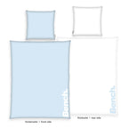 Bench Bettwäsche-Set ‘Hellblau’: Vorderseite hellblau mit weißem Bench-Logo, Rückseite weiß mit hellblauem Logo, Kissen 80 x 80 cm