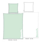 Bench Bettwäsche-Set ‘Hellgrün’: Vorderseite hellgrün mit weißem Bench-Logo, Rückseite weiß mit hellgrünem Logo, Kissen 80 x 80 cm