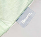 Gewebtes Bench-Label am hellgrünen Bettbezug