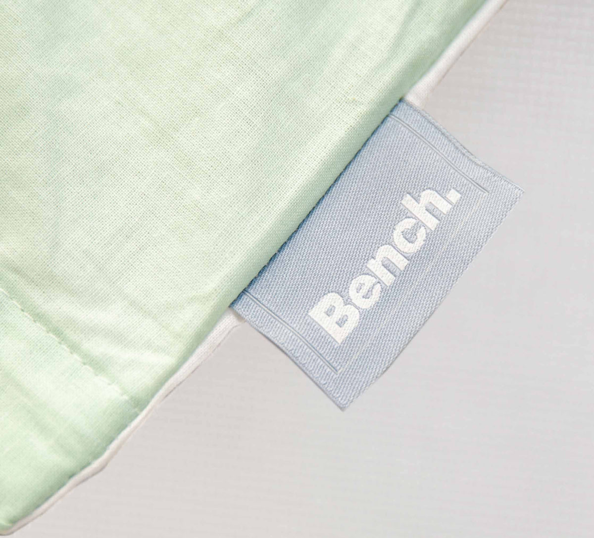 Gewebtes Bench-Label am hellgrünen Bettbezug