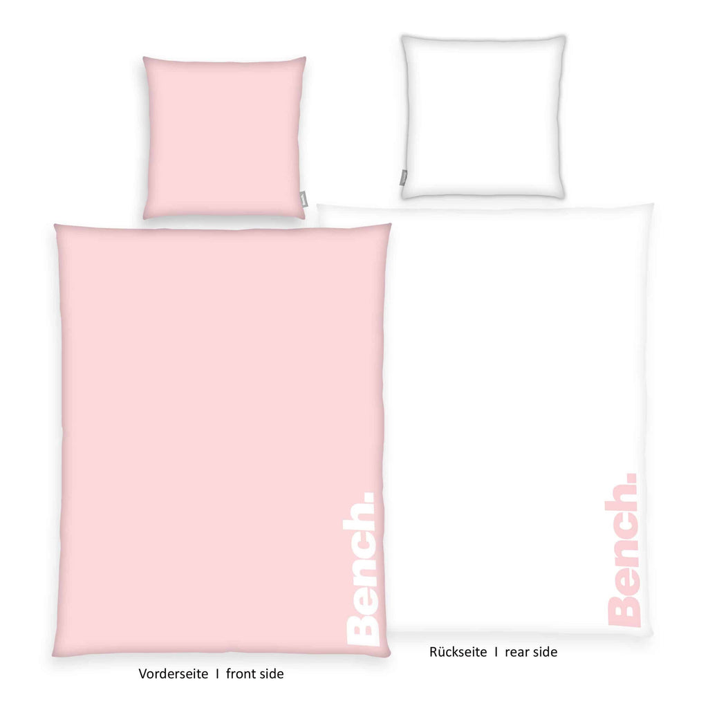 Bench Bettwäsche-Set ‘Hellrosa’: Vorderseite zartrosa mit weißem Bench-Logo, Rückseite weiß mit rosa Logo, Kissen 80 x 80 cm