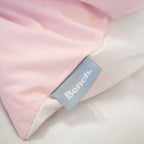 Gewebtes Bench-Label am zartrosa Bettbezug