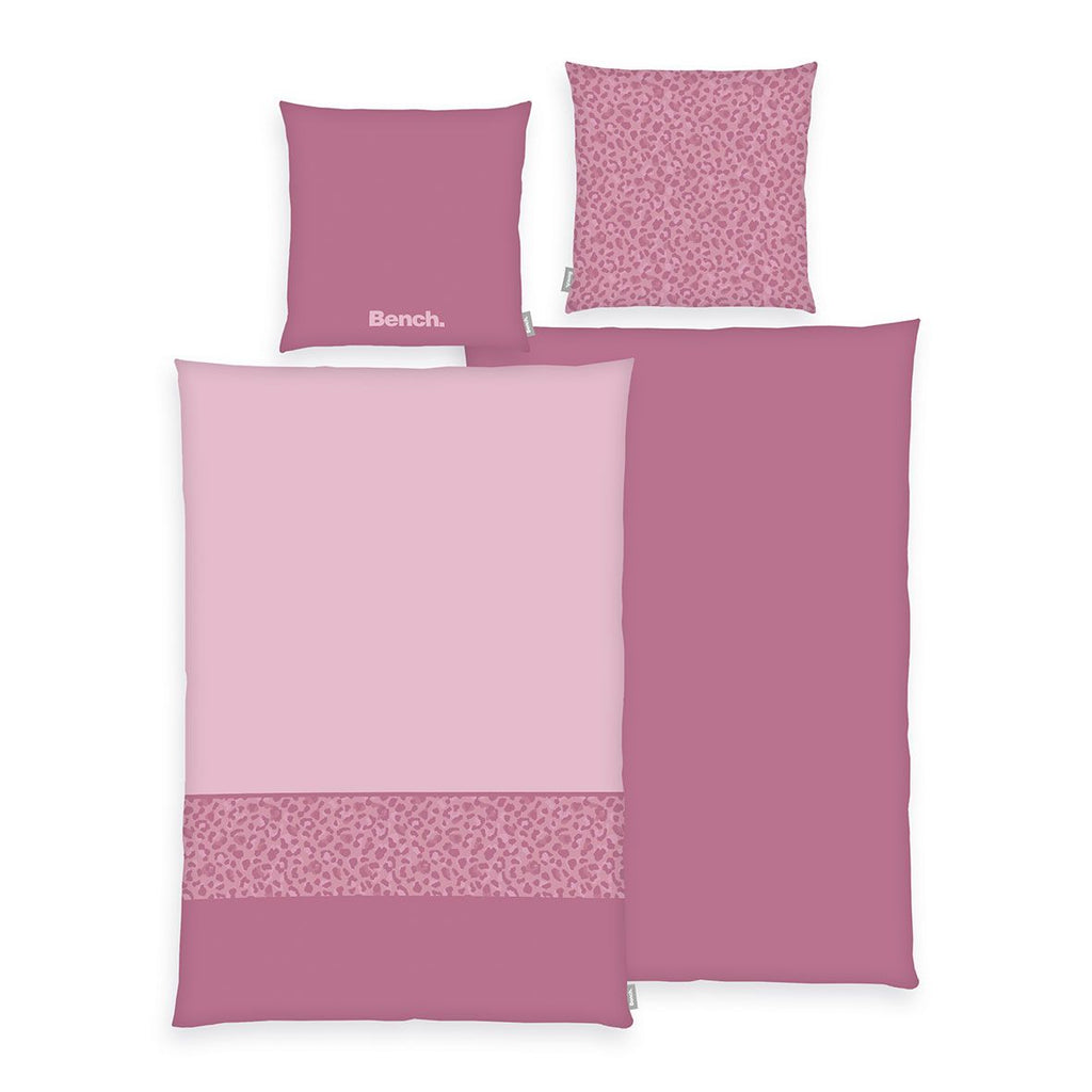 Bench Bettwäsche-Set ‘Leo’: Vorderseite rosé und beere mit Band im Leopardenmuster, Rückseite beere, Kissen 80 x 80 cm beere mit Bench-Logo und Leopardenmuster-Rückseite