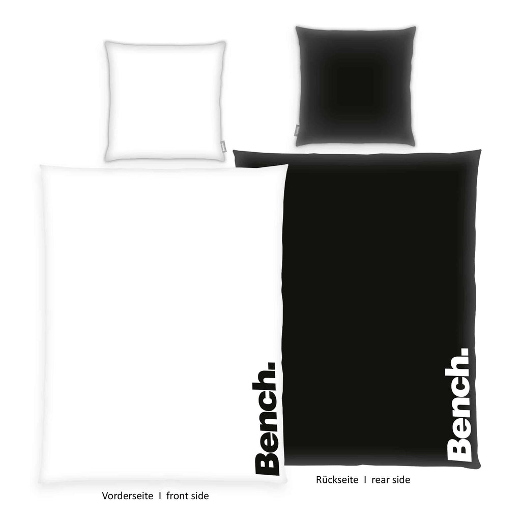 Bench Bettwäsche-Set ‘Schwarz/Weiß’: Vorderseite weiß mit schwarzem Bench-Logo, Rückseite schwarz mit weißem Logo, Kissen 80 x 80 cm