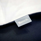 Gewebtes Bench-Label am schwarz-weißen Bettbezug