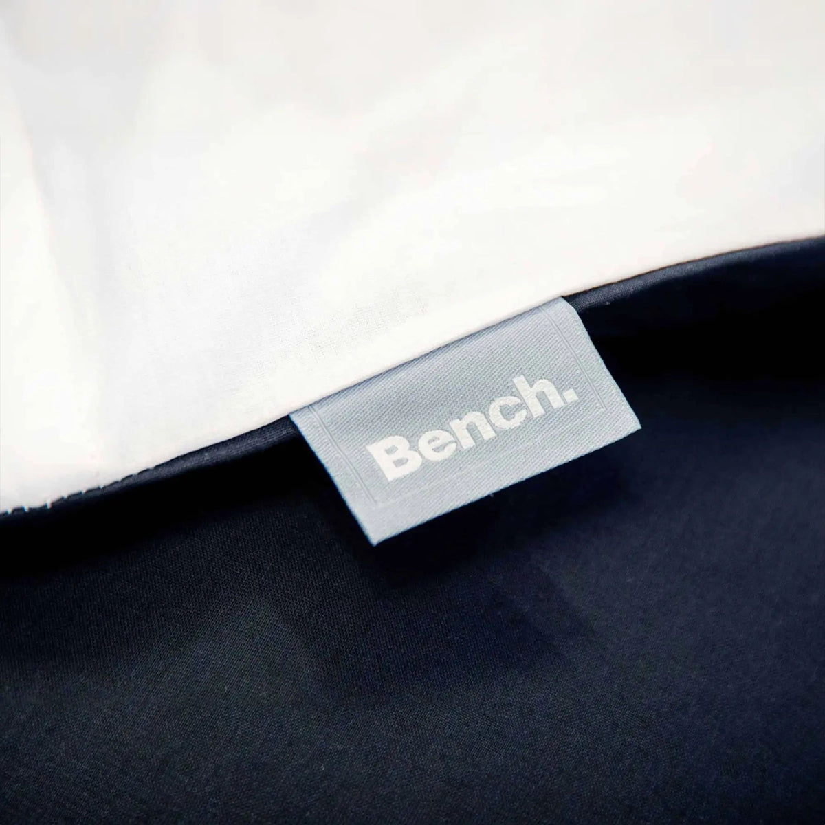 Gewebtes Bench-Label am schwarz-weißen Bettbezug