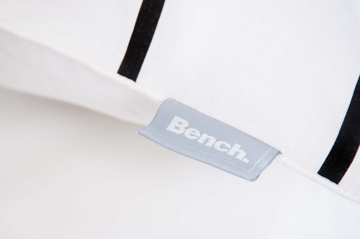 Gewebtes Bench-Label am weißen Bettbezug mit schwarzer Linie