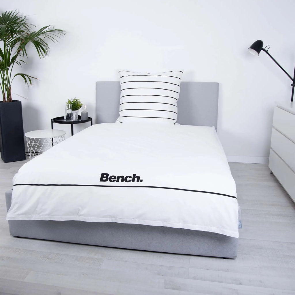 Bench Bettwäsche ‘Weiß/Gestreift’ frontal auf einem Bett mit gestreiftem Kissen