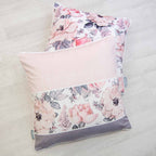 Zwei Bench Kissenhüllen im Design Blumen mit Rosen und Rosenband