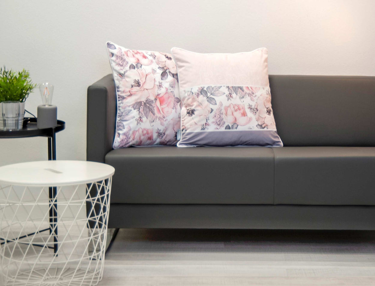 Bench Kissenhüllen im Design Blumen auf einem grauen Sofa