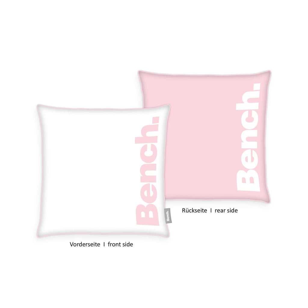 Bench Kissenhülle Hellrosa: weiße Seite mit rosa Bench-Schriftzug und rosa Seite mit weißem Schriftzug