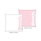 Bench Kissenhülle Hellrosa: weiße Seite mit rosa Bench-Schriftzug und rosa Seite mit weißem Schriftzug