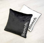 Zwei Bench Kissenhüllen in Schwarz und Weiß mit Bench-Schriftzug