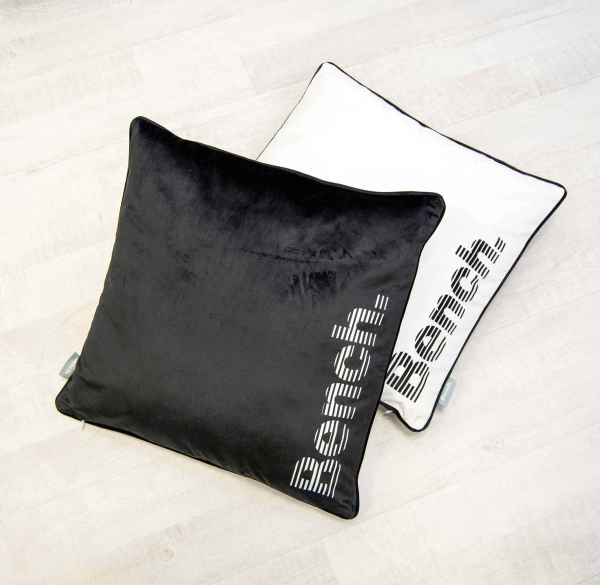 Zwei Bench Kissenhüllen in Schwarz und Weiß mit Bench-Schriftzug