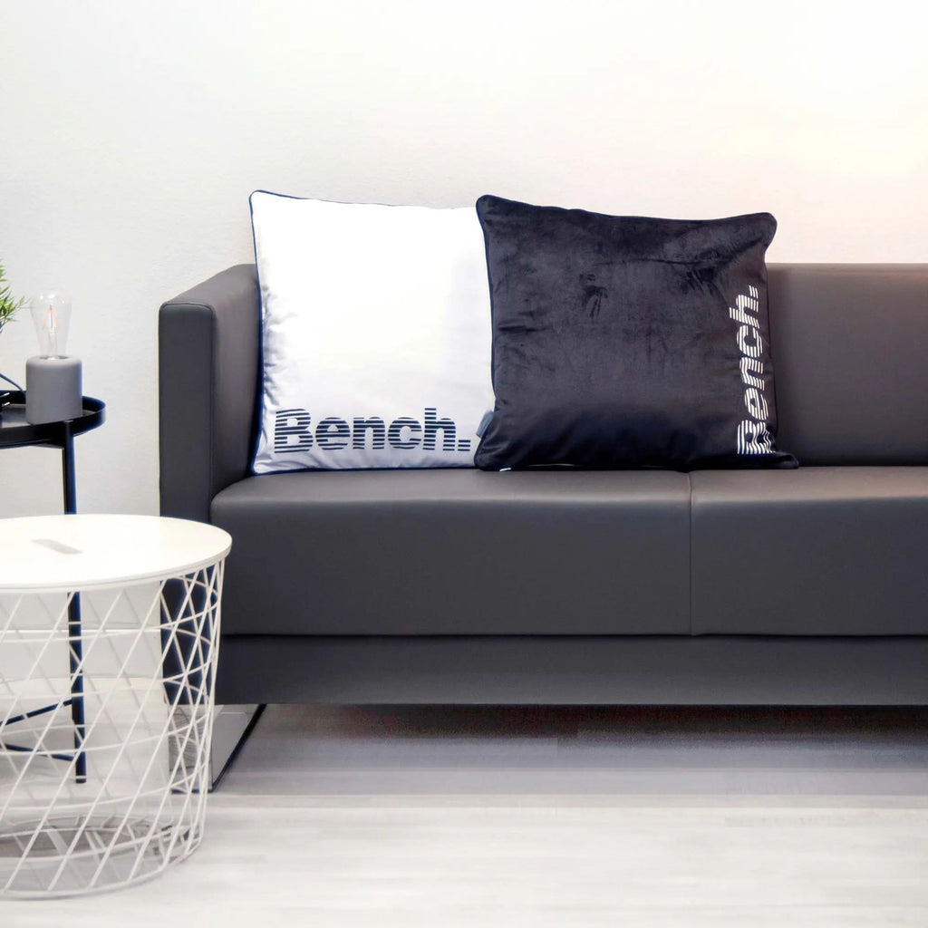 Bench Kissenhüllen in Schwarz und Weiß auf einem grauen Sofa