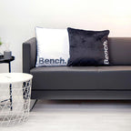 Bench Kissenhüllen in Schwarz und Weiß auf einem grauen Sofa