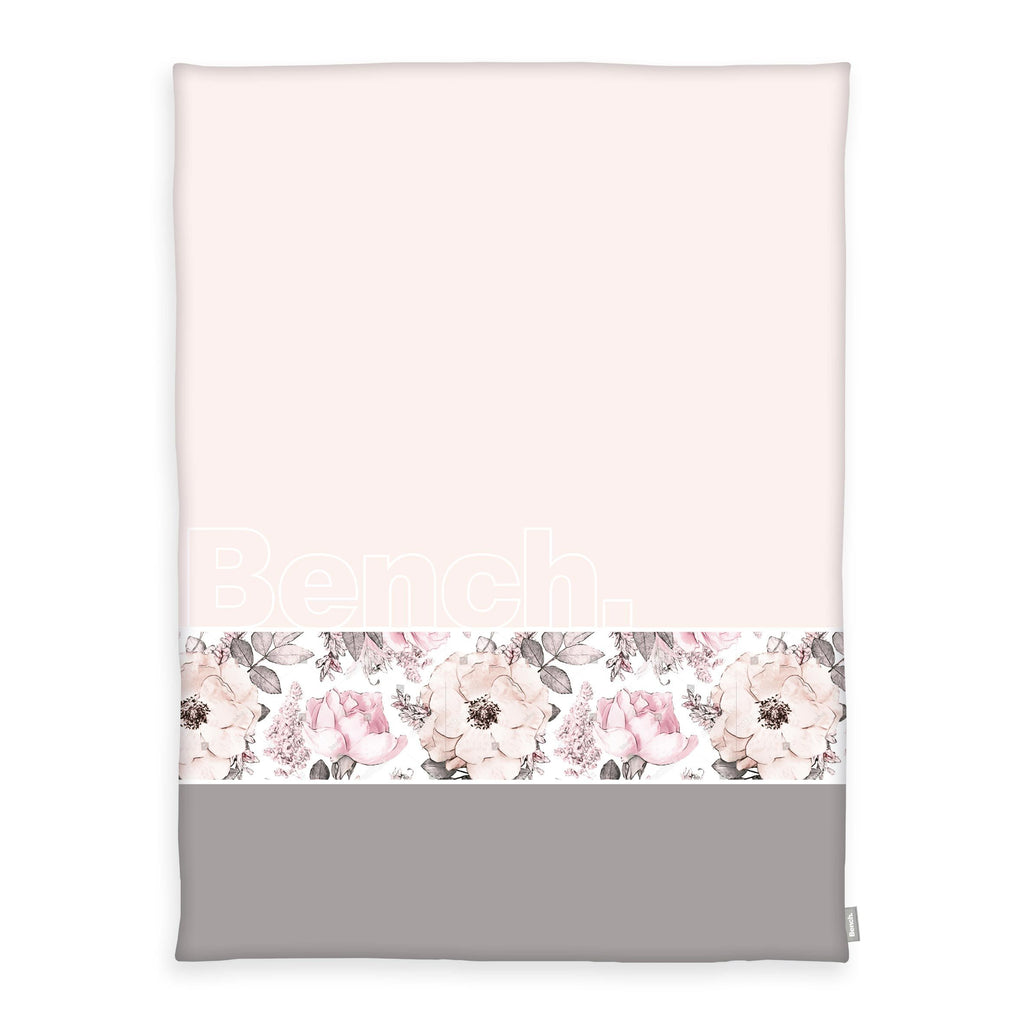 Bench Kuscheldecke im Design Blumen 150 x 200 cm: Zartrosa mit Bench-Schriftzug, Band aus Aquarellrosen, unten Taupe