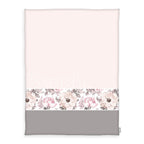 Bench Kuscheldecke im Design Blumen 150 x 200 cm: Zartrosa mit Bench-Schriftzug, Band aus Aquarellrosen, unten Taupe