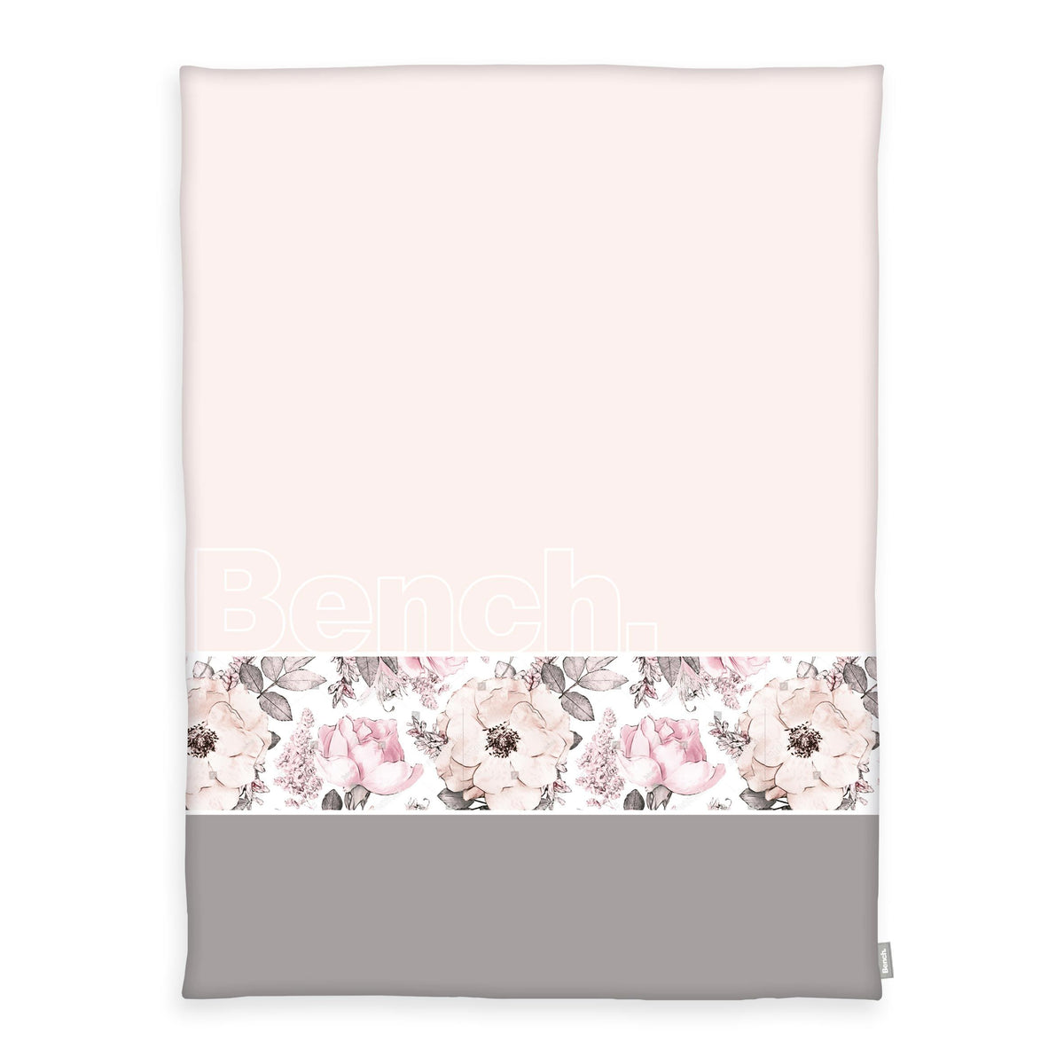 Bench Kuscheldecke im Design Blumen 150 x 200 cm: Zartrosa mit Bench-Schriftzug, Band aus Aquarellrosen, unten Taupe