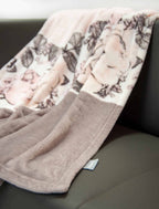 Rosenband und Taupe der Bench Kuscheldecke im Design Blumen über einer Sofalehne
