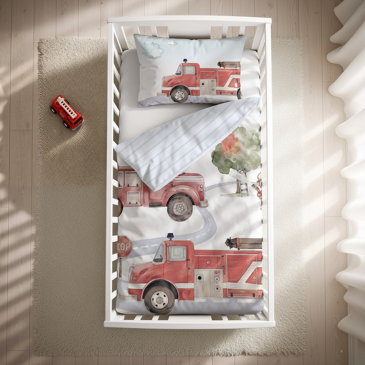 Bettwäsche ‘Feuerwehr’ 100 x 135 cm mit Kissenbezug 40 x 60 cm im Gitterbett, Draufsicht mit gestreifter Wendeseite