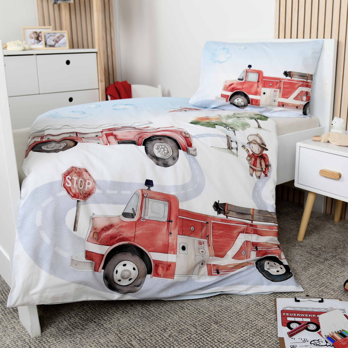 Bettwäsche ‘Feuerwehr’ 100 x 135 cm auf einem weißen Kinderbett, Kissenbezug mit Feuerwehrauto