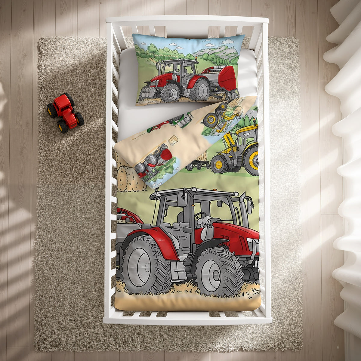 Bettwäsche-Set ‘Trecker Traktor’ 100 x 135 cm mit Kissenbezug 40 x 60 cm im Gitterbett, Draufsicht mit umgeschlagener Wendeseite