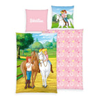 Bibi und Tina Bettwäsche-Set ‘Pferdeliebe’ 135 x 200 cm: Bettbezug mit Bibi und Tina, Amadeus und Sabrina an der Koppel, Wendeseite rosa mit Hufeisen, Kissen 80 x 80 cm