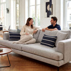 Zwei Kissen im Querformat mit der CAMP DAVID Hülle ‘Sea Stripes’ auf einem hellgrauen Sofa im Wohnzimmer