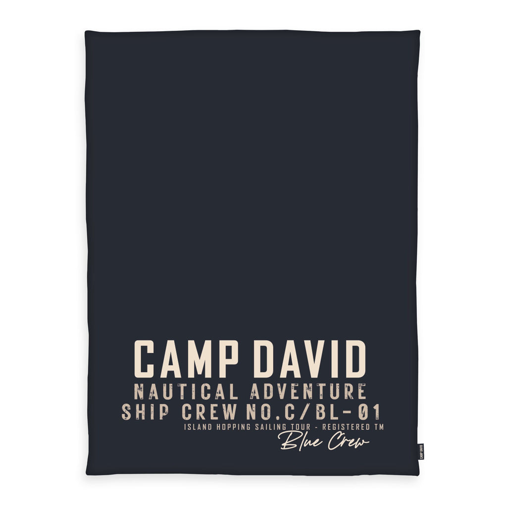 CAMP DAVID Kuscheldecke ‘Blue Crew Navy’ 150 x 200 cm: Schriftzüge „CAMP DAVID“ und „Blue Crew“ in Creme auf Navy