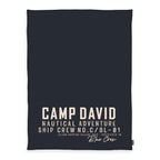 CAMP DAVID Kuscheldecke ‘Blue Crew Navy’ 150 x 200 cm: Schriftzüge „CAMP DAVID“ und „Blue Crew“ in Creme auf Navy