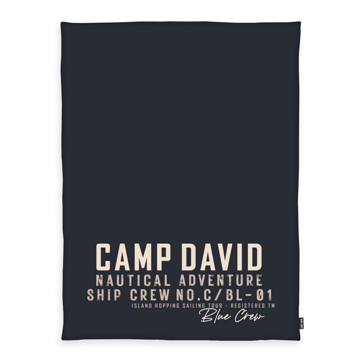 CAMP DAVID Kuscheldecke ‘Blue Crew Navy’ 150 x 200 cm: Schriftzüge „CAMP DAVID“ und „Blue Crew“ in Creme auf Navy