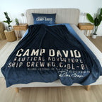 CAMP DAVID Kuscheldecke ‘Blue Crew Navy’ auf einem Doppelbett mit CAMP-DAVID-Kissen