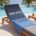 CAMP DAVID Saunatuch Atlantic Blue über Sonnenliege am Infinity-Pool