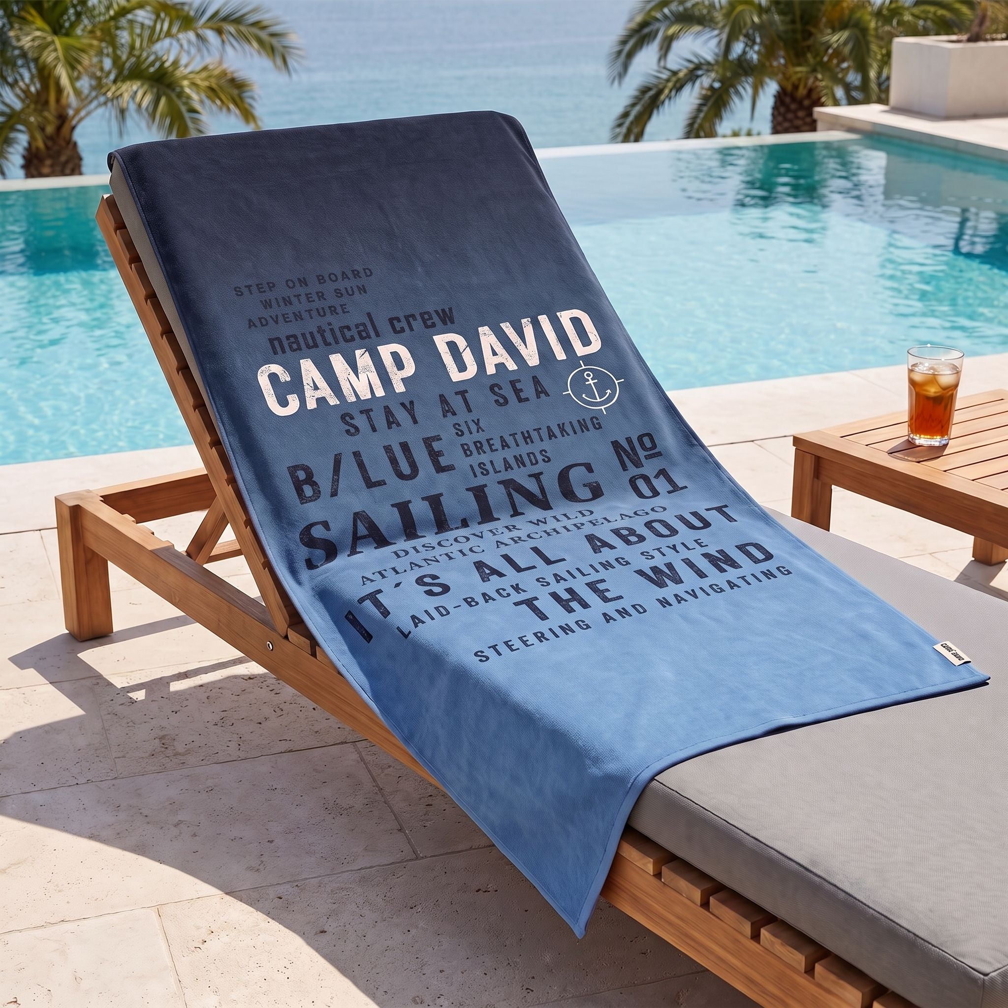 CAMP DAVID Saunatuch Atlantic Blue über Sonnenliege am Infinity-Pool