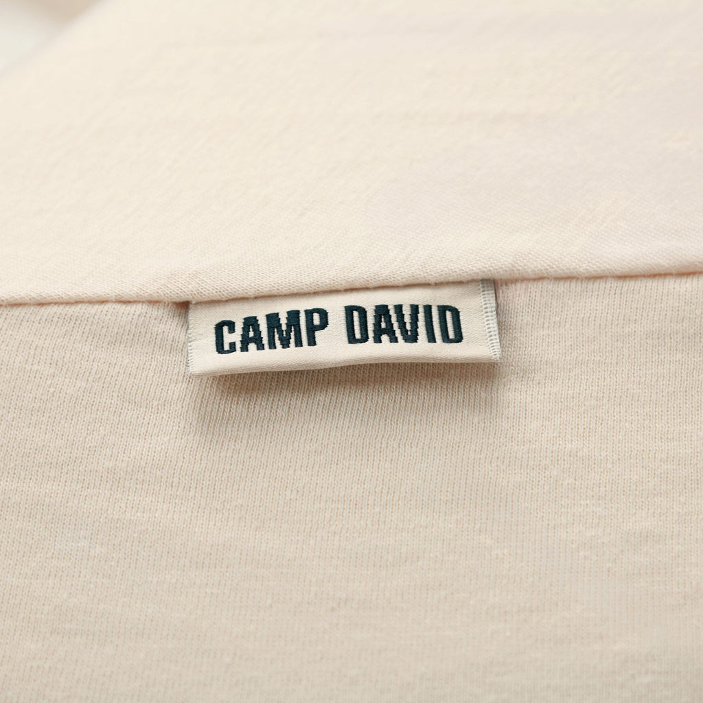 CAMP DAVID Etikett am Spannbettlaken in Beige in Nahaufnahme