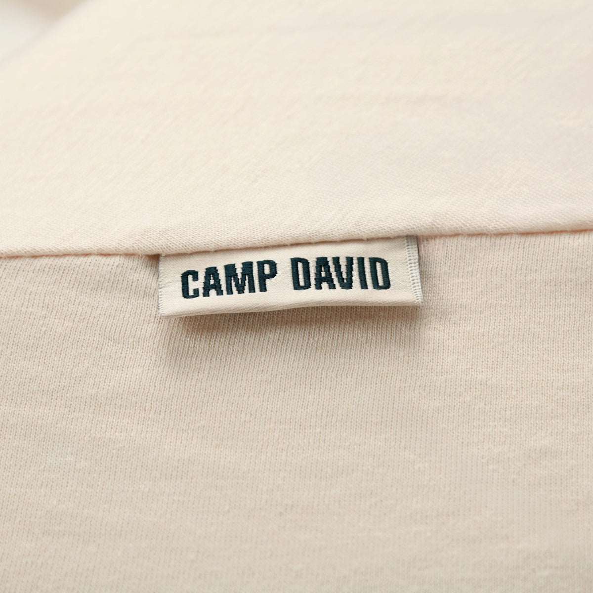 CAMP DAVID Etikett am Spannbettlaken in Beige in Nahaufnahme