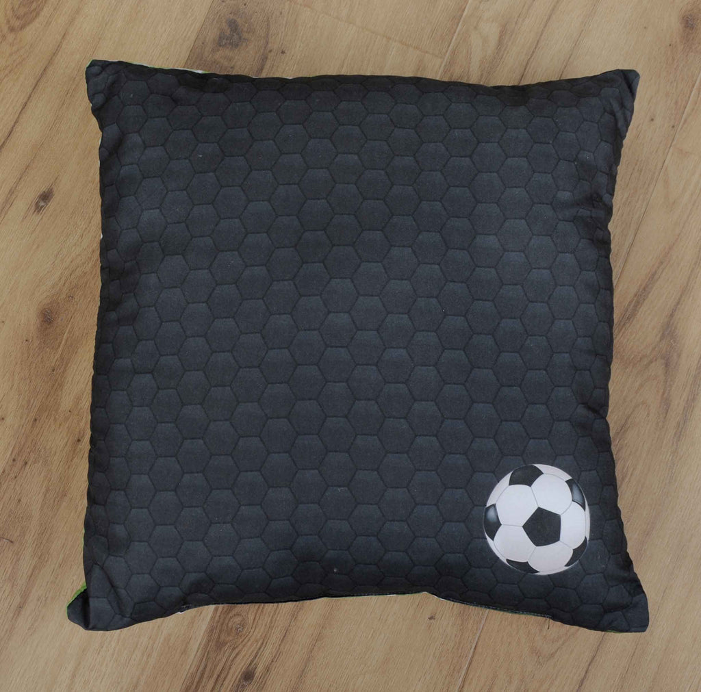 Rückseite des Dekokissens ‘Fußball’ mit dunklem Wabenmuster und kleinem Ball