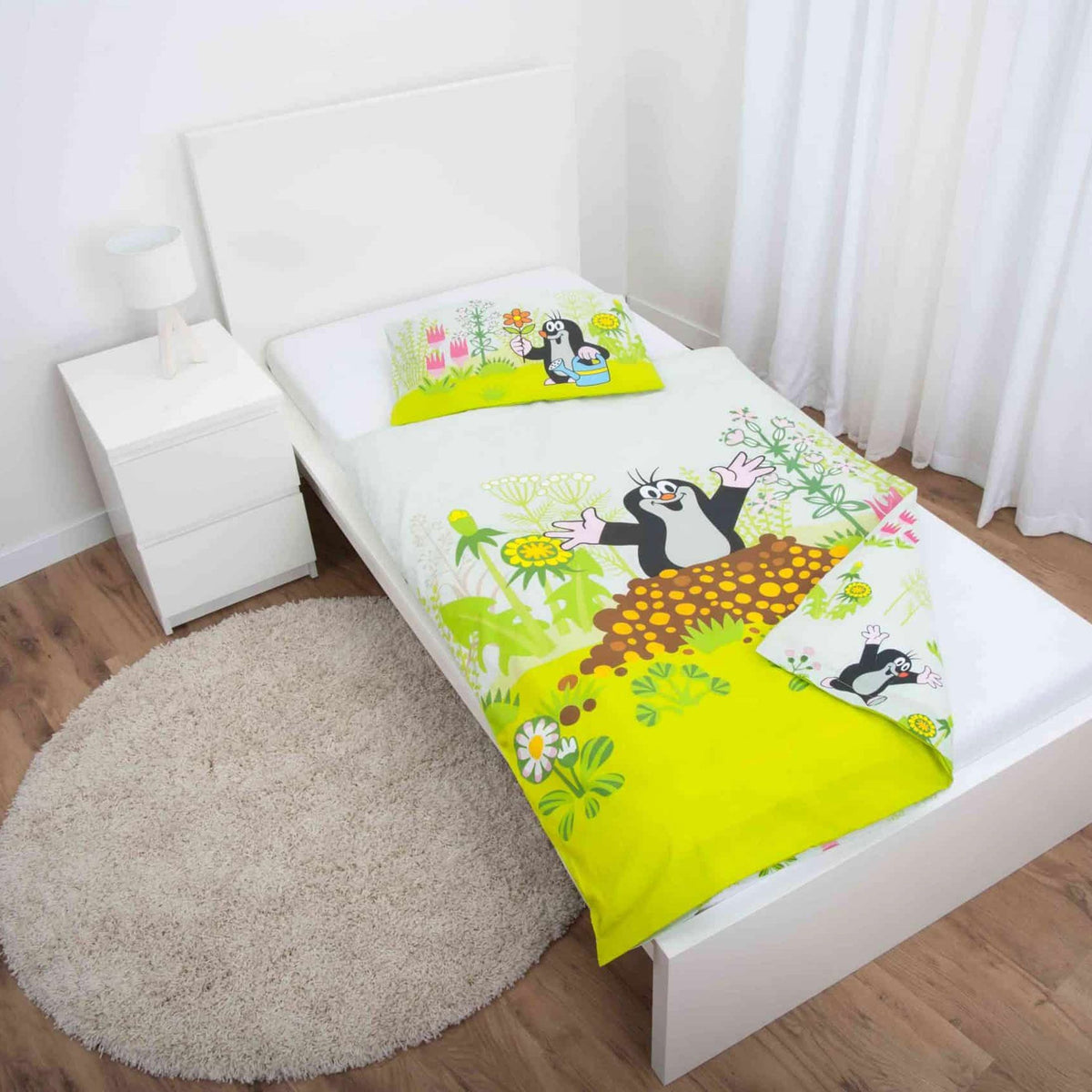 Der kleine Maulwurf Kleinkindbettwäsche ‘Classic’ auf einem weißen Kinderbett