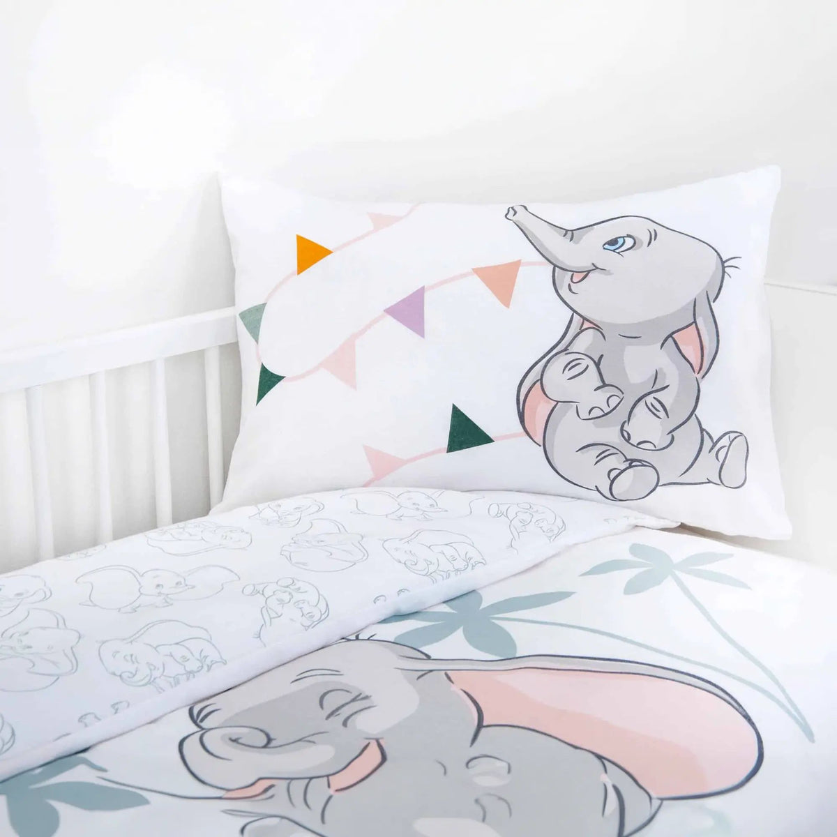 Kissen mit Dumbo und Wimpelkette auf der Rückseite des Bettbezugs