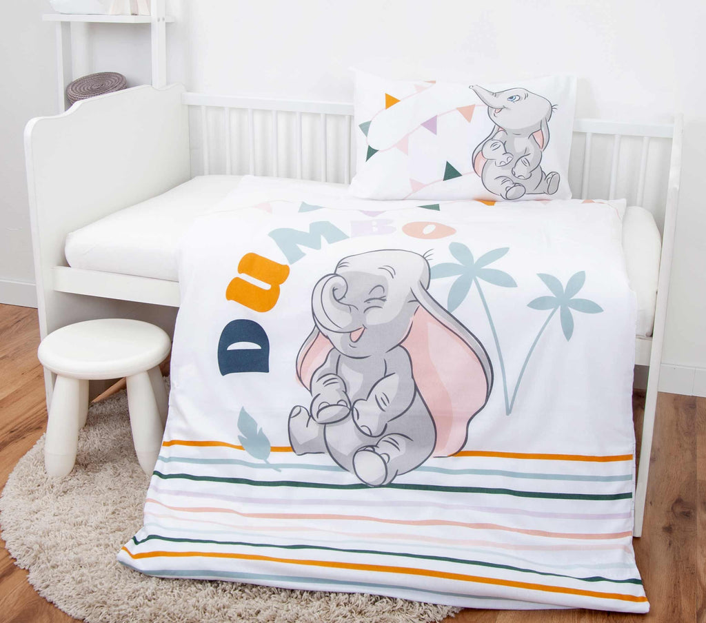 Kinderbett mit der Dumbo Kleinkindbettwäsche ‘Classic’ und passendem Kissen