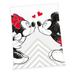 Disney Mickey & Minnie Kuscheldecke ‘Love’ 150 x 200 cm: Mickey und Minnie beim Kuss mit roten Herzen, Skizze in Schwarz und Weiß
