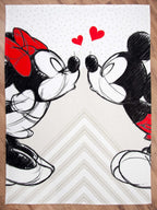 Disney Mickey & Minnie Kuscheldecke ‘Love’ ausgebreitet auf einem Holzboden