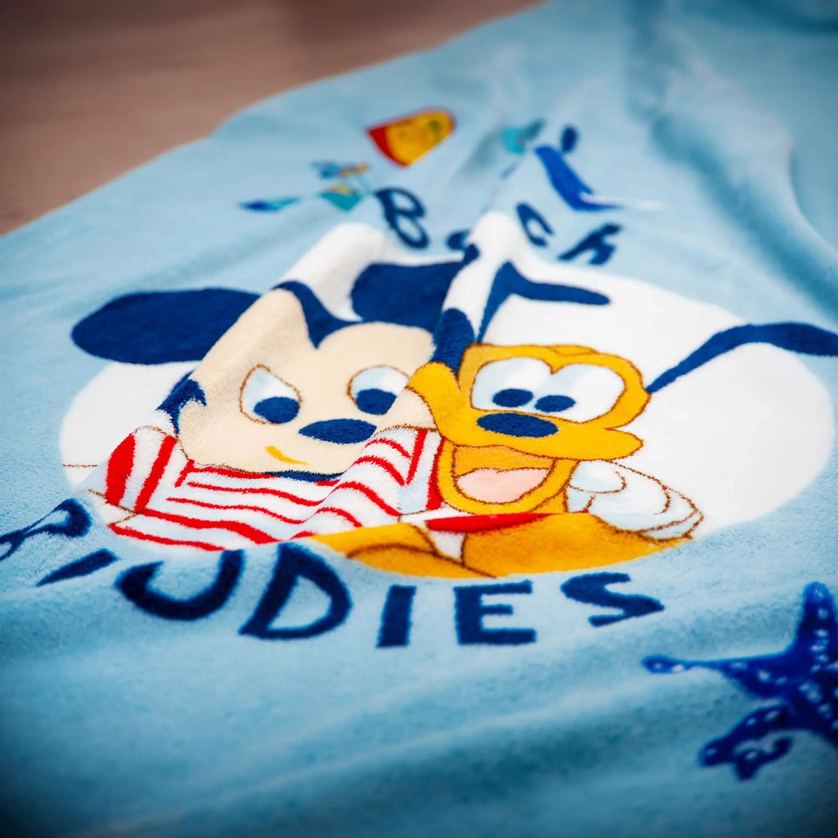 Nahaufnahme von Baby-Mickey und Pluto auf der Babydecke