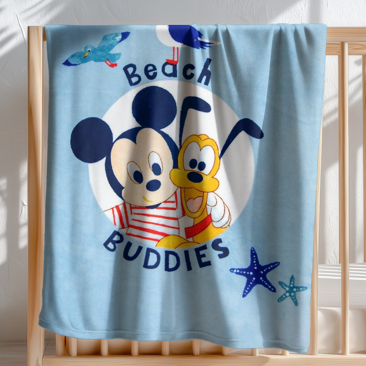 Disney Mickey Mouse Babydecke ‘Beach Buddies’ 75 x 100 cm über der Stange eines Gitterbetts, Baby-Mickey und Pluto im weißen Kreis mit Seesternen