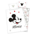 Disney Mickey Mouse Kleinkindbettwäsche ‘GreyScale Red’: großer Mickey-Kopf mit Schriftzug und roten Sternen, Rückseite mit Mickey-Muster in Grau und Rot