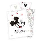 Disney Mickey Mouse Kleinkindbettwäsche ‘GreyScale Red’: großer Mickey-Kopf mit Schriftzug und roten Sternen, Rückseite mit Mickey-Muster in Grau und Rot
